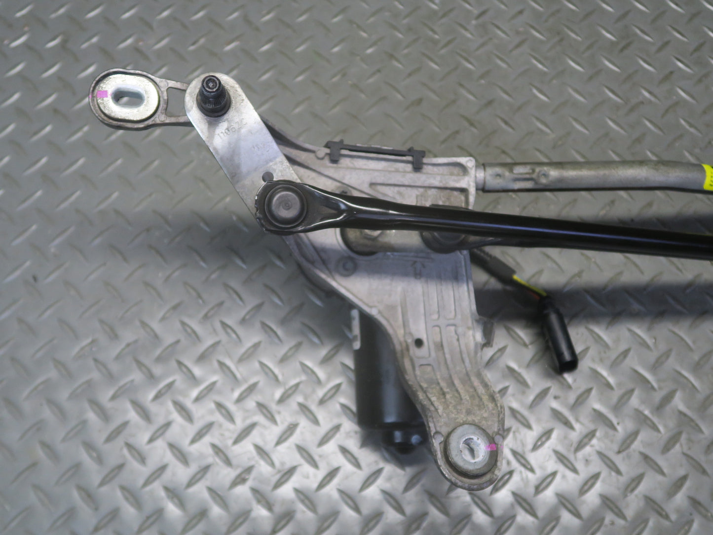2014-2020 Maserati Ghibli M157 Front Windshield Wiper Linkage W/ Motor
