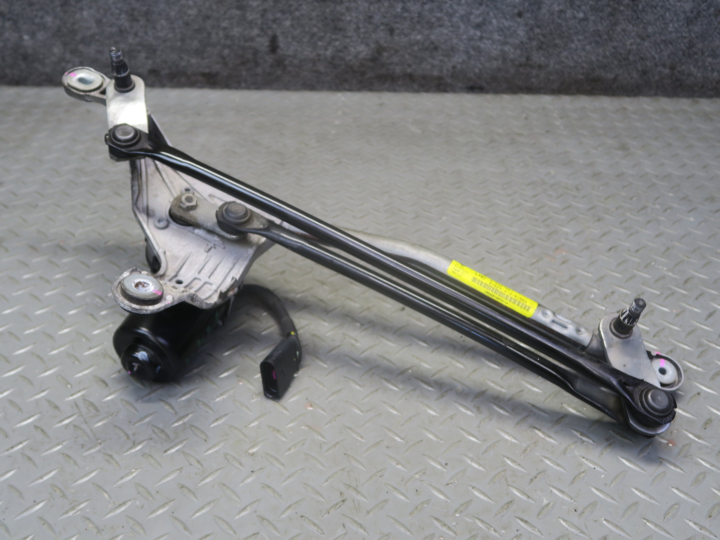 2014-2020 Maserati Ghibli M157 Front Windshield Wiper Linkage W/ Motor