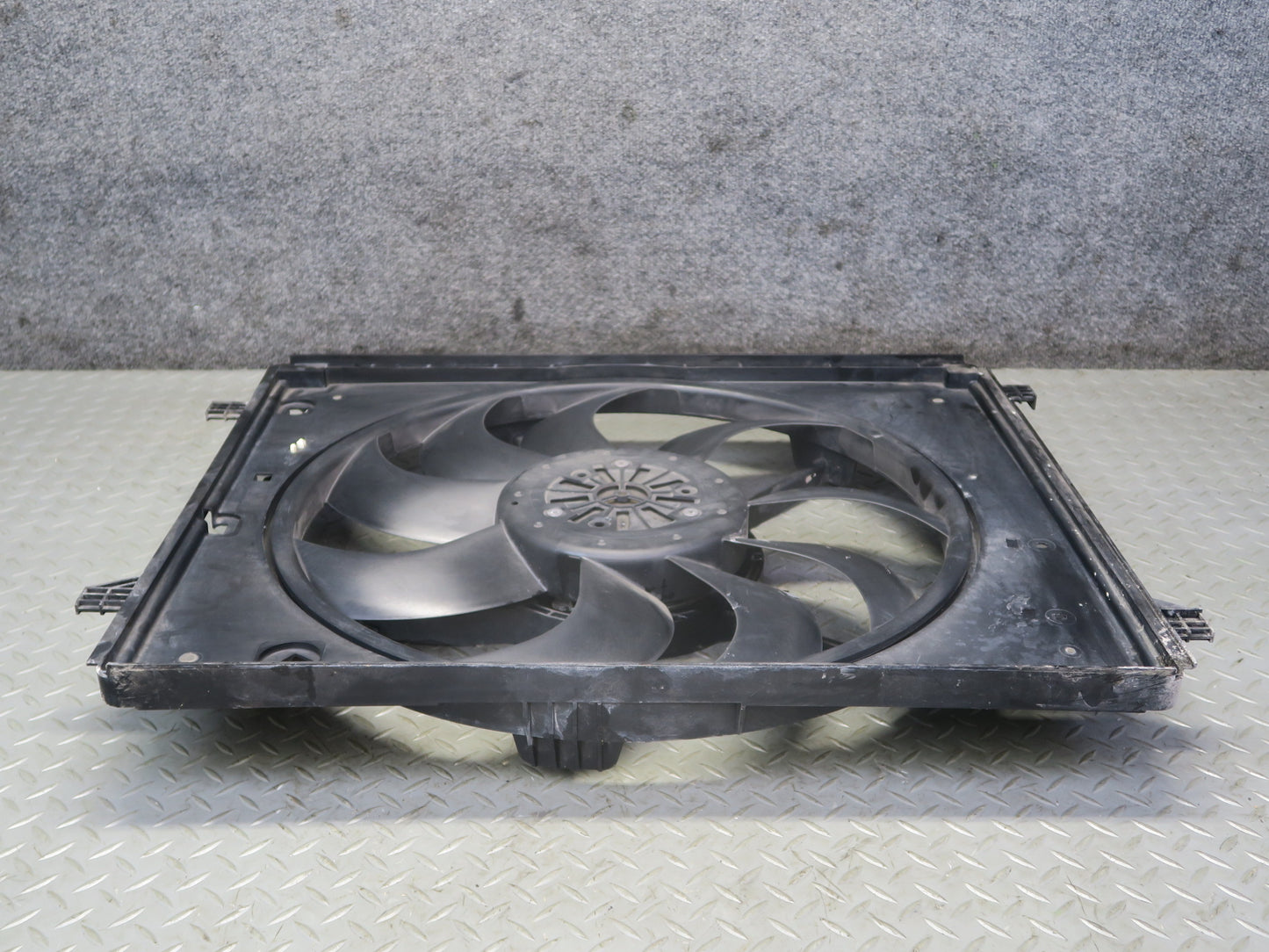 2014-2020 Maserati Ghibli M157 SQ4 3.0L Engine Cooling Radiator Fan W/ Motor