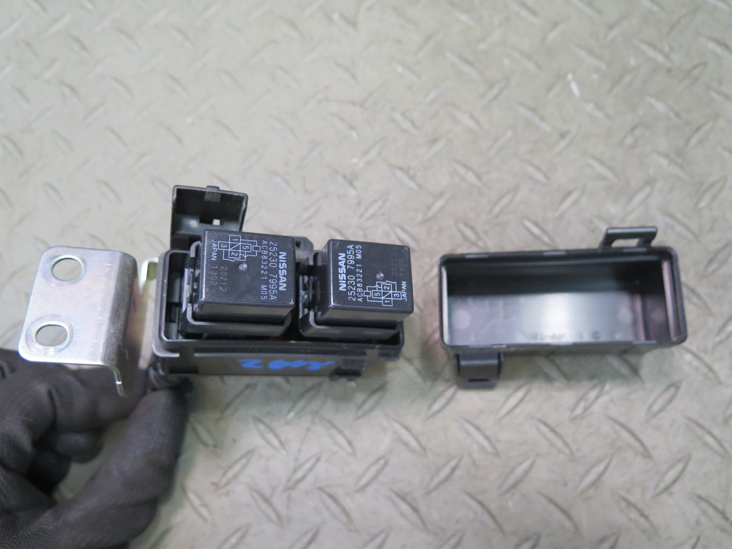 09-20 Nissan Z34 370Z 3.7 VQ37VHR Engine Bay Relay Fuse Box OEM
