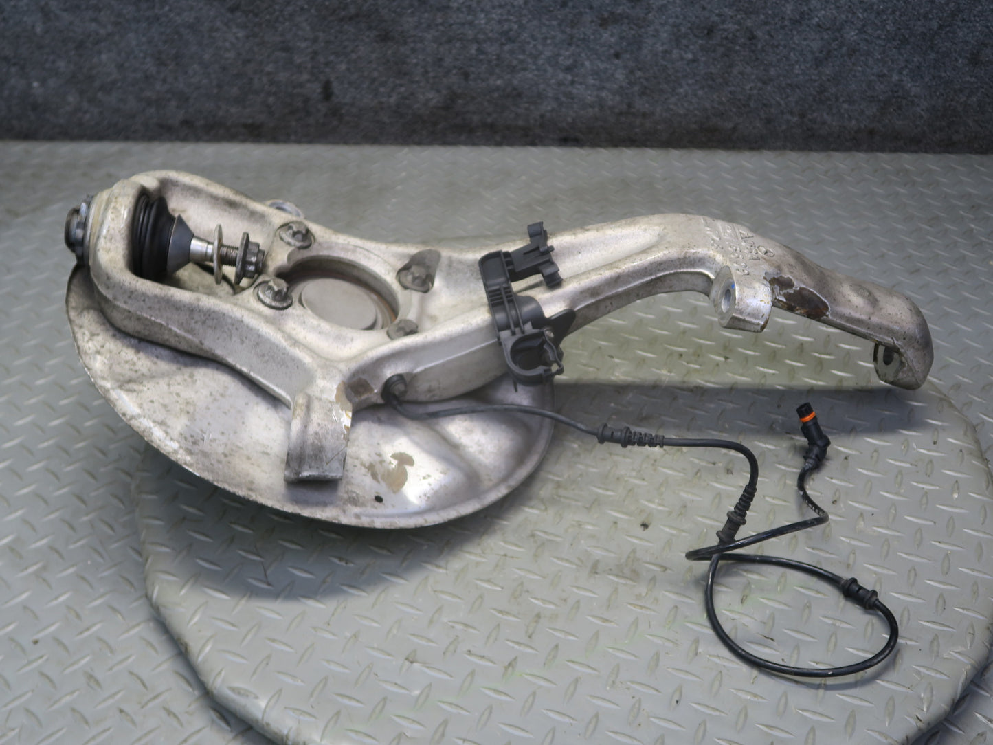 12-15 Mercedes W166 Ml-class Front Left Spindle Knuckle Wheel Hub Bearing OEM