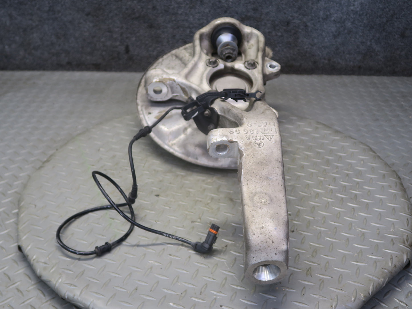 12-15 Mercedes W166 Ml-class Front Left Spindle Knuckle Wheel Hub Bearing OEM