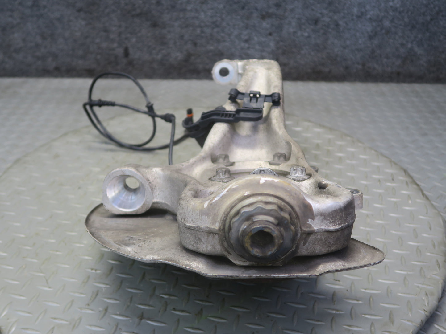 12-15 Mercedes W166 Ml-class Front Right Spindle Knuckle Wheel Hub Bearing OEM