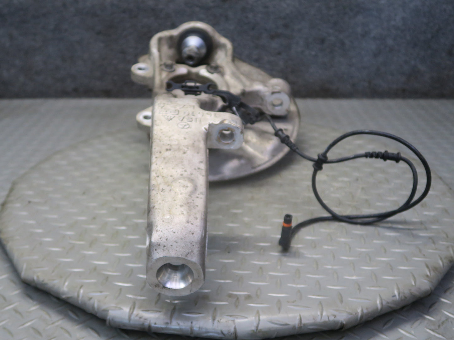 12-15 Mercedes W166 Ml-class Front Right Spindle Knuckle Wheel Hub Bearing OEM