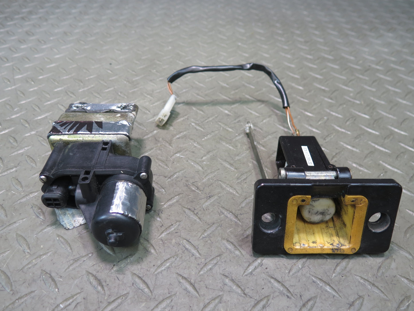 1984-1986 Porsche 928 Rear Trunk Hatch Lock Latch Receiver w Actuator Motor