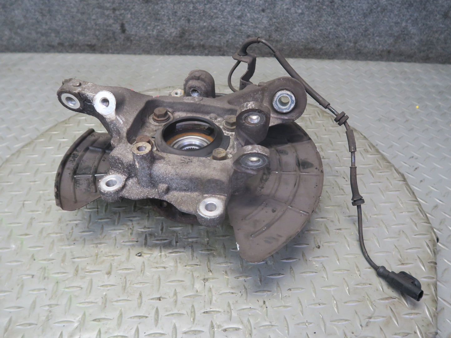 2014-2017 Maserati Ghibli M157 AWD Rear Left Spindle Knuckle Wheel Hub Bearing