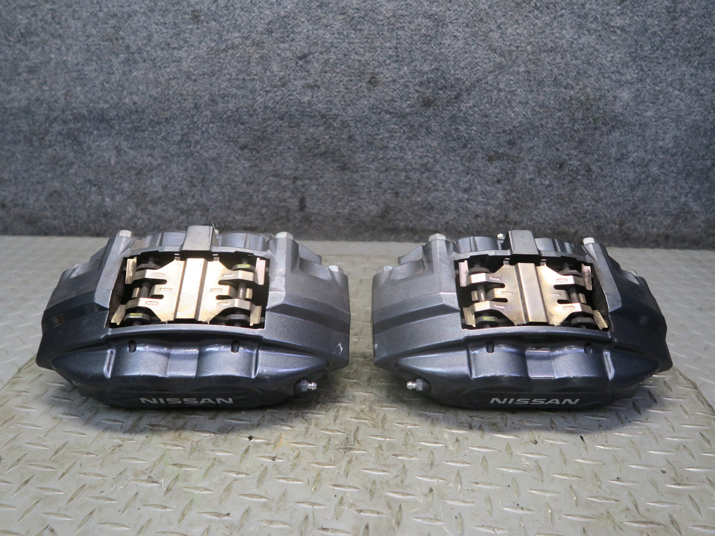 09-12 Nissan Z34 370Z Front Left & Right Sport Brake Caliper Set Akebono 31K OEM