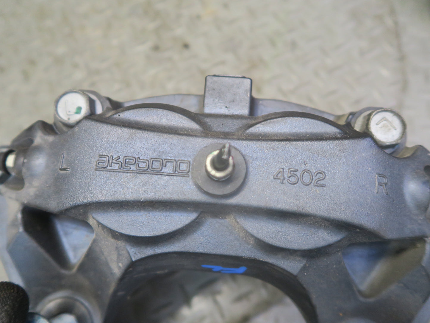09-12 Nissan Z34 370Z Front Left & Right Sport Brake Caliper Set Akebono 31K OEM