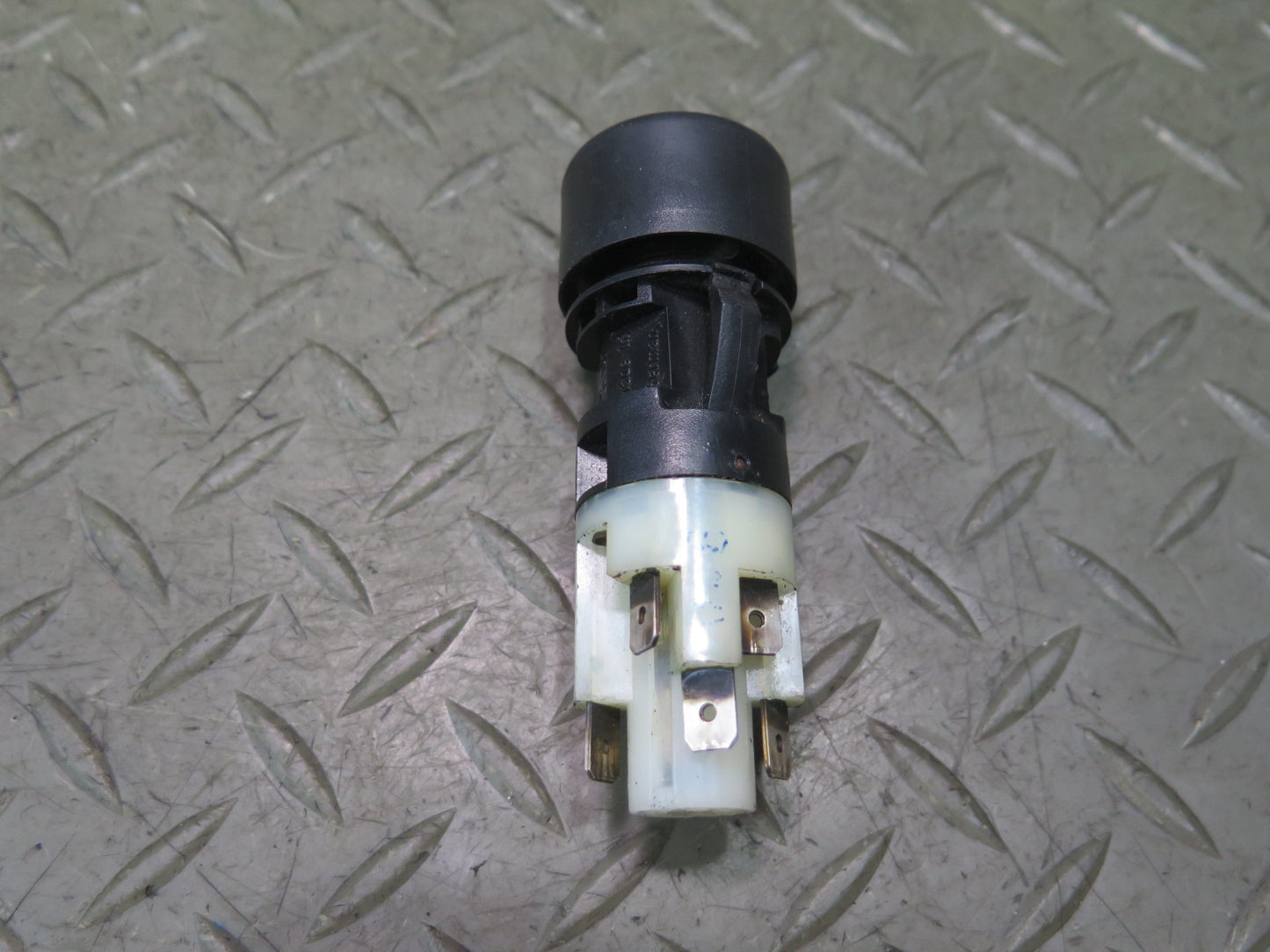 1985-1986 Porsche 928 Emergency Hazard Warning Light Flasher Switch