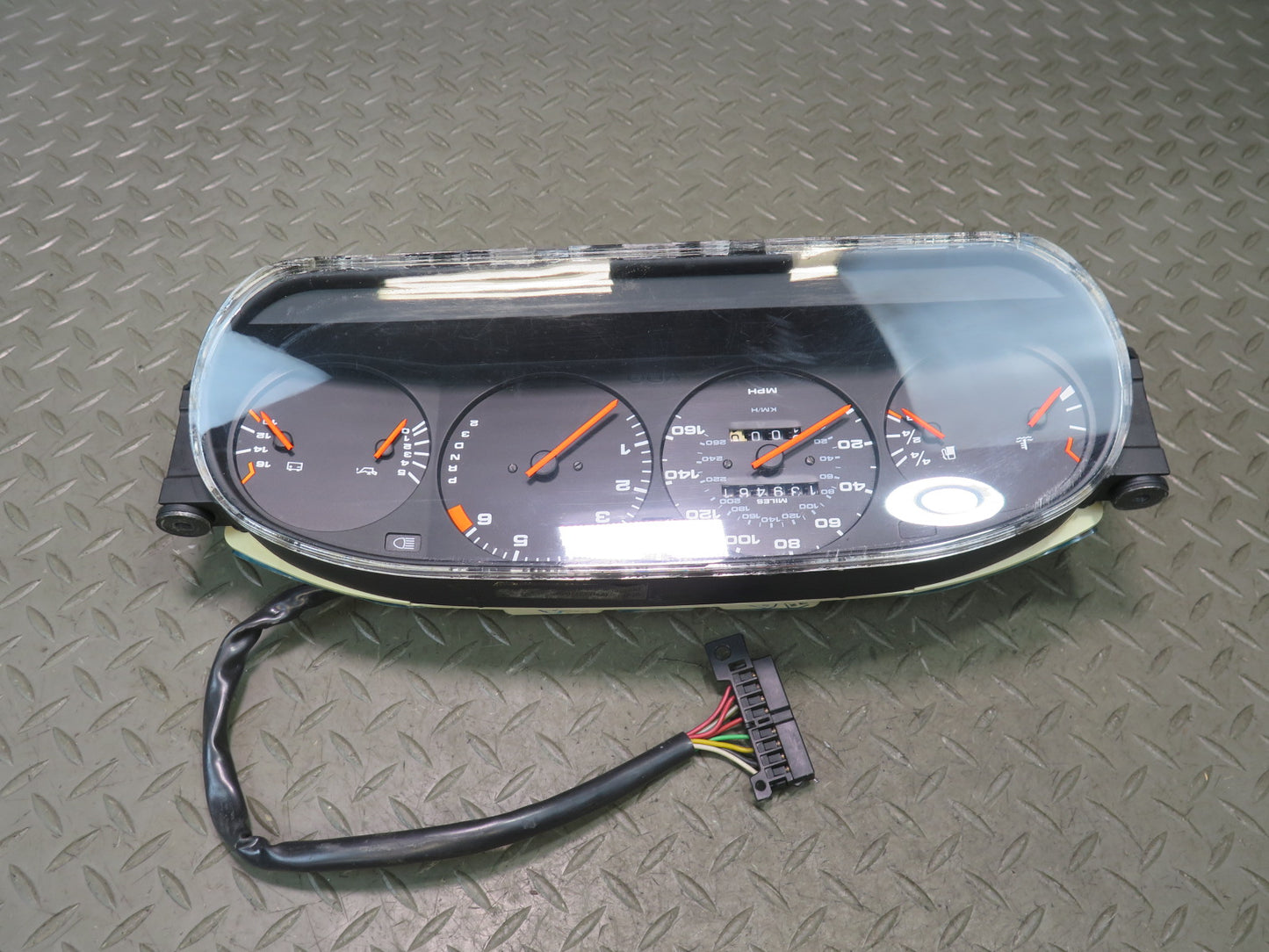 1985-1986 Porsche 928 A/T Instrument Cluster Gauge Speedometer
