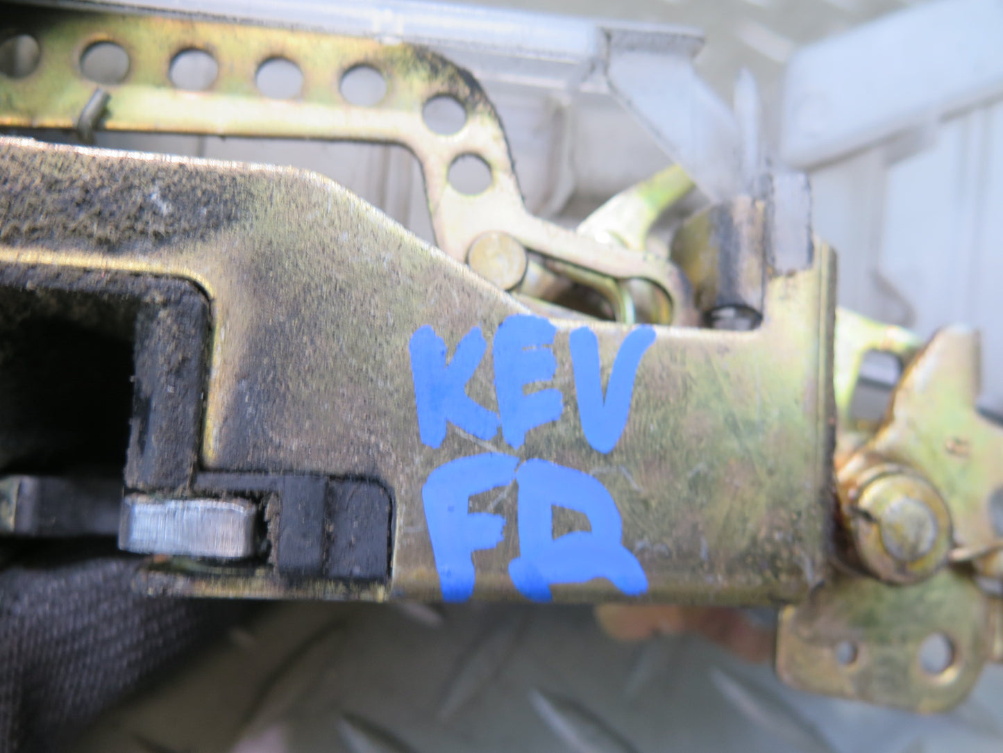 97-03 VW Eurovan T4 Front Right Pass Side Door Lock Latch 701837016E OEM