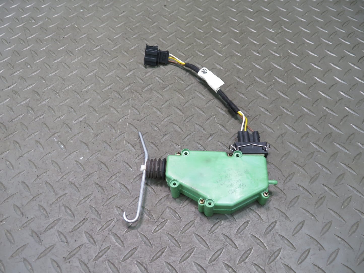 97-03 VW Eurovan T4 Rear Trunk Door Lock Actuator Motor 701959783 OEM