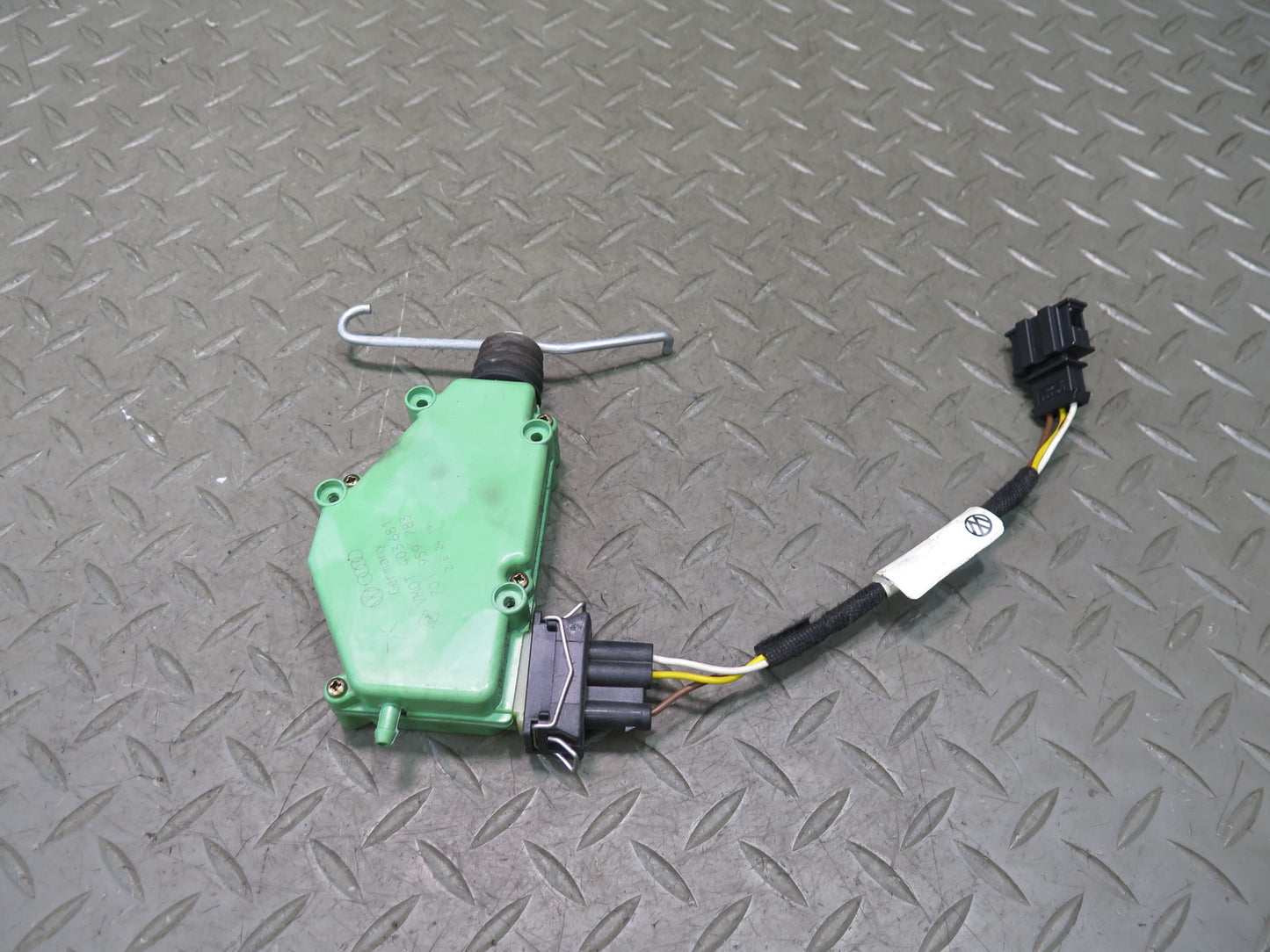 97-03 VW Eurovan T4 Rear Trunk Door Lock Actuator Motor 701959783 OEM