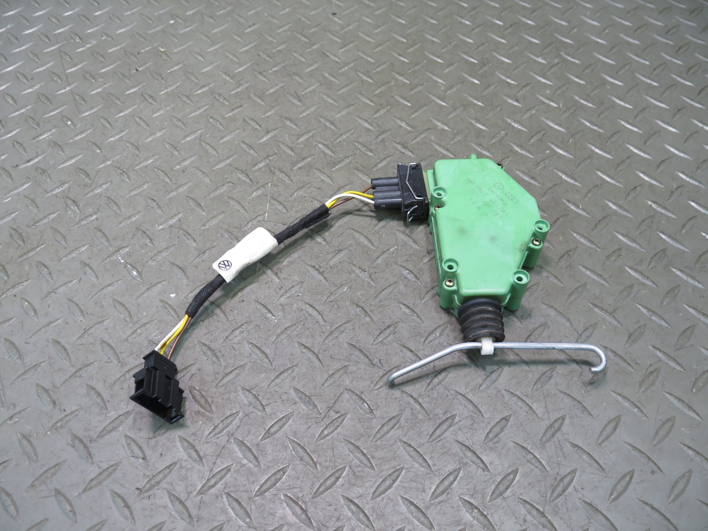 97-03 VW Eurovan T4 Rear Trunk Door Lock Actuator Motor 701959783 OEM