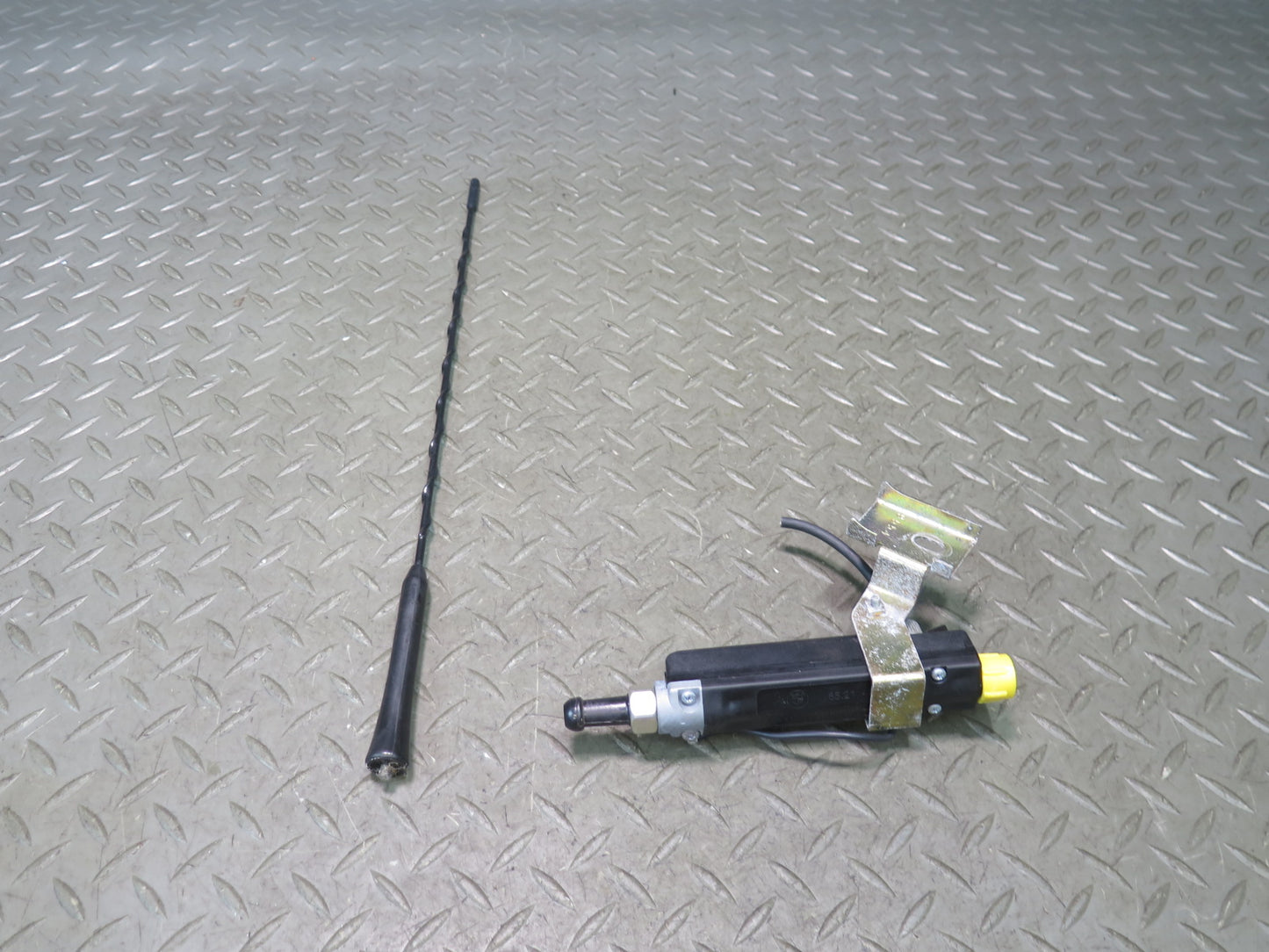 96-02 BMW E36/7 Z3 Convertible Radio Antenna Base Module Set OEM