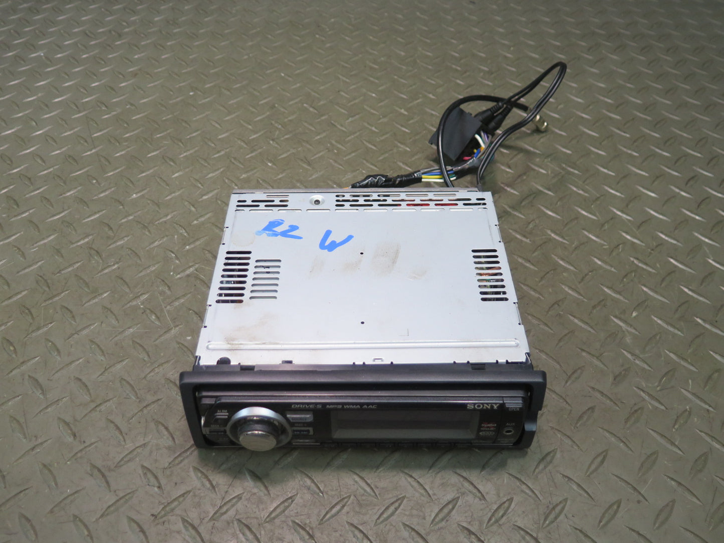 Sony CDX-GT520 AM FM Radio CD MP3 AUX Player