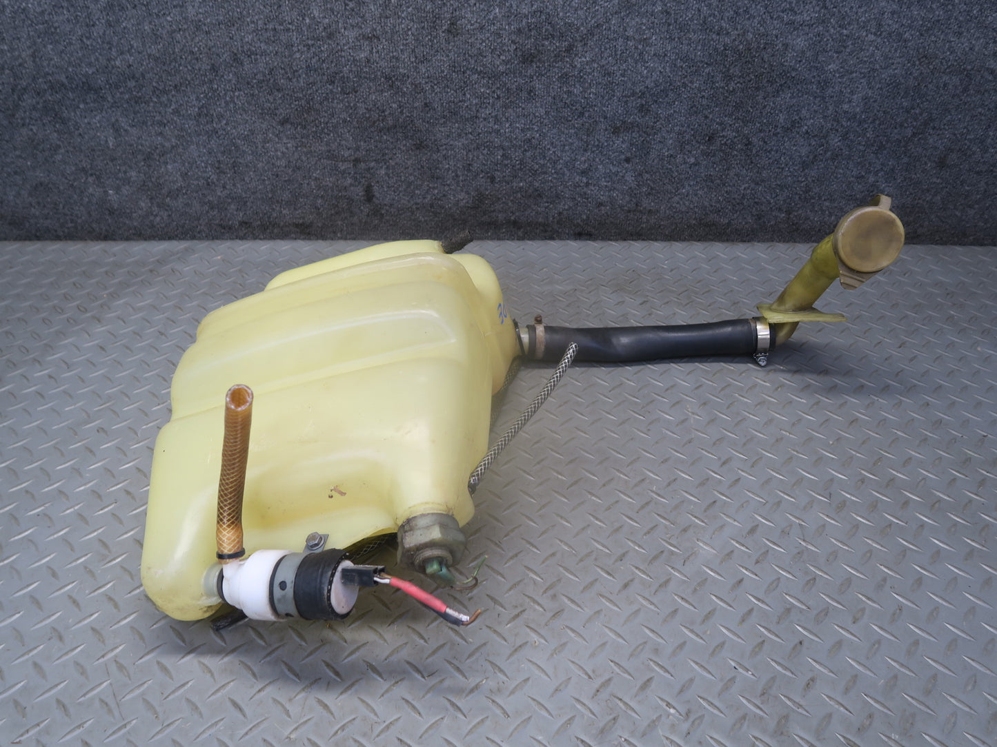 1984-1986 Porsche 928 Windshield Washer Fluid Reservoir Tank w Pump