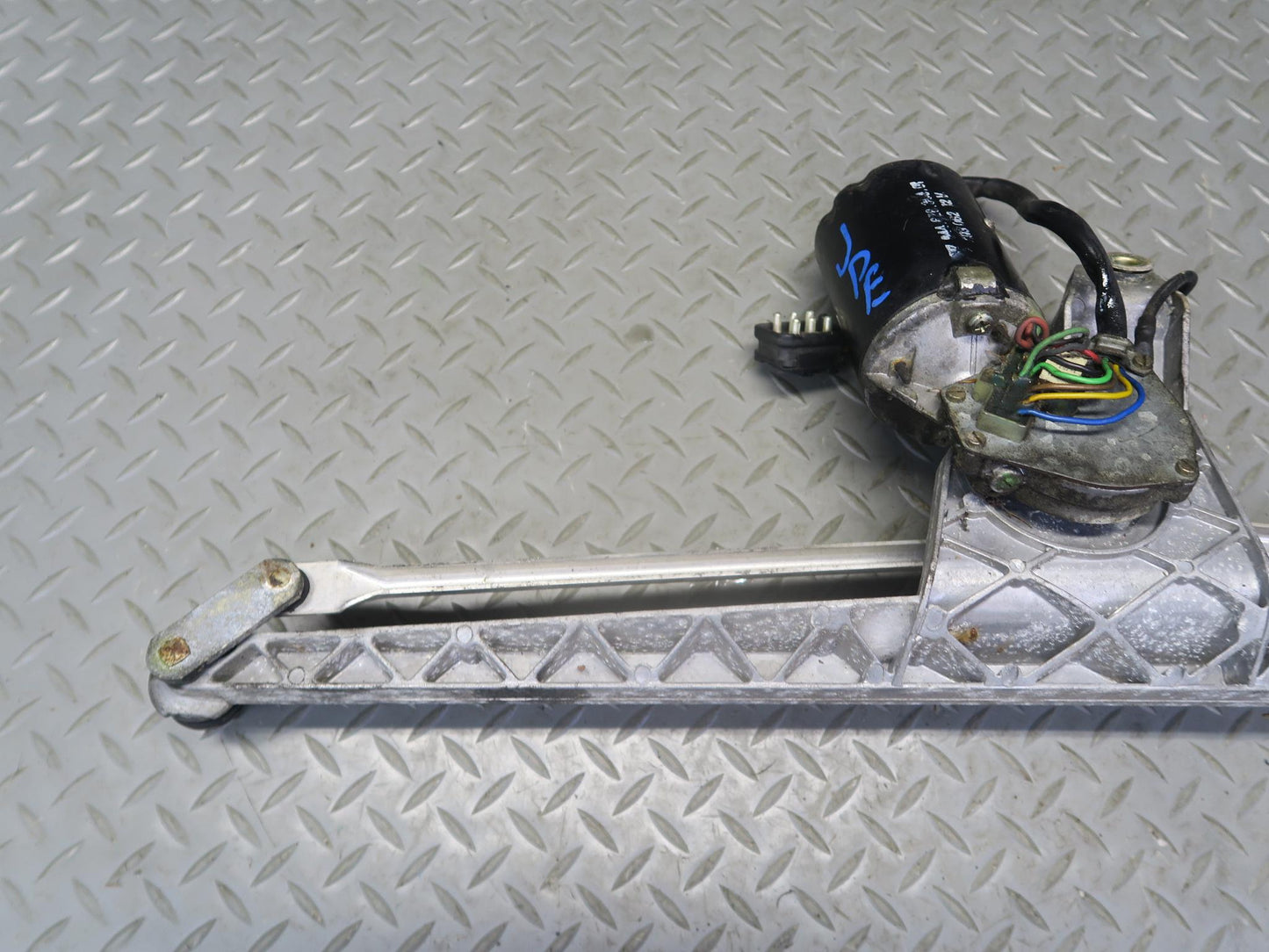 1985-1986 Porsche 928 Front Windshield Wiper Transmission Linkage w Motor