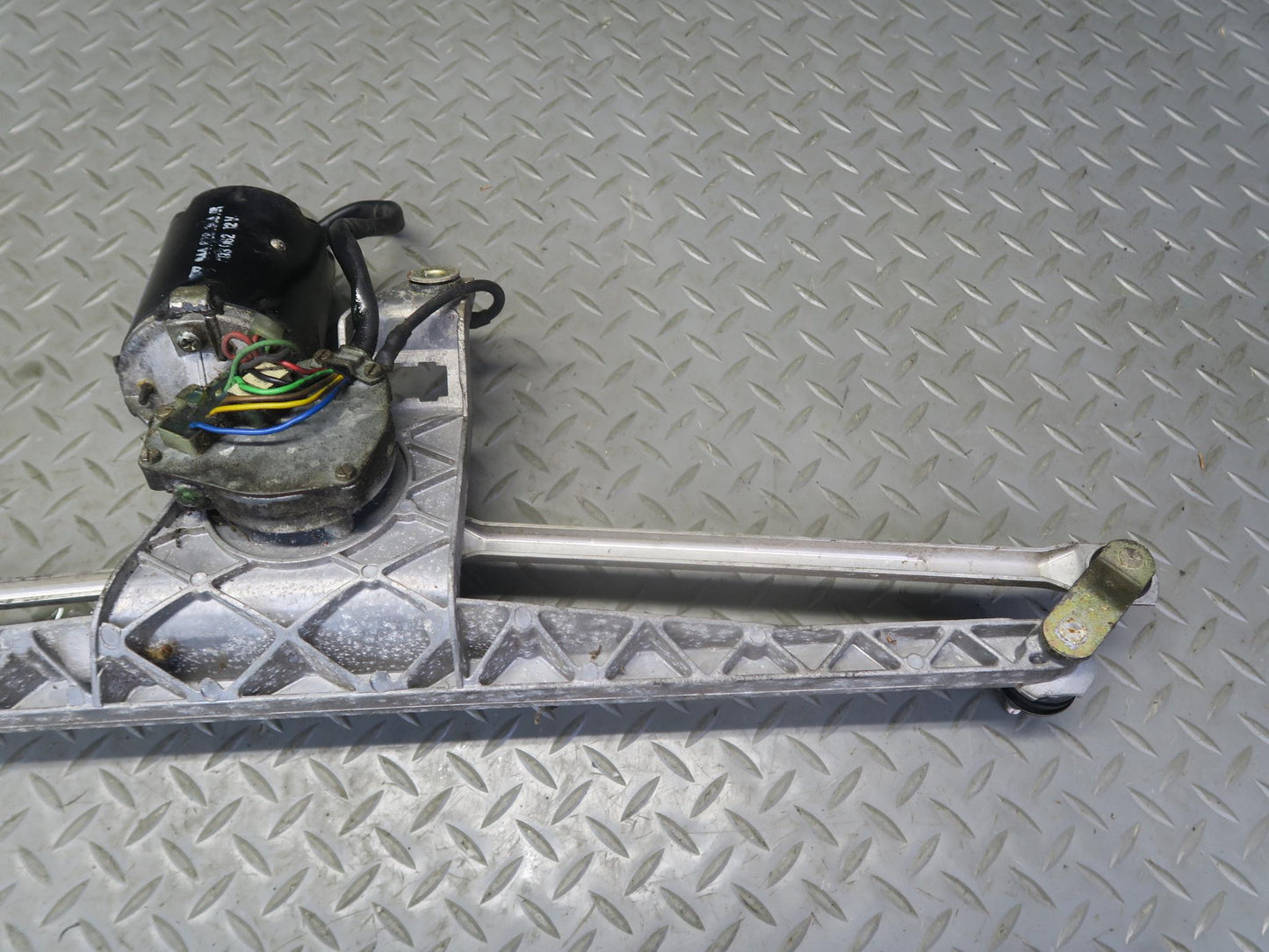 1985-1986 Porsche 928 Front Windshield Wiper Transmission Linkage w Motor