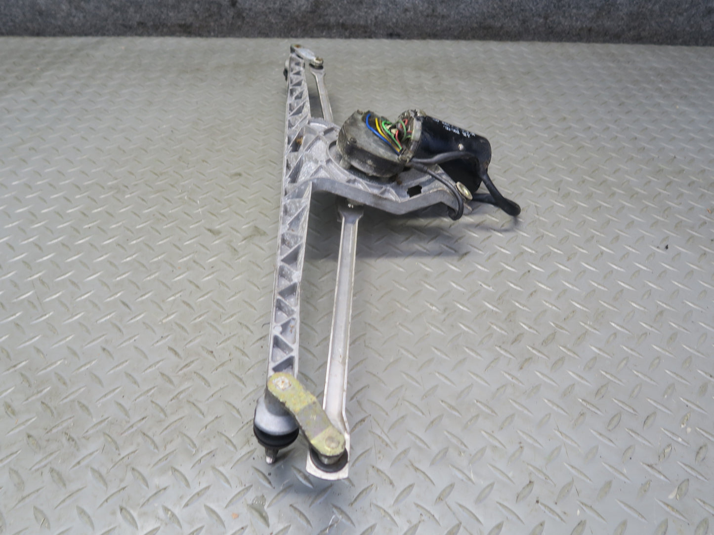 1985-1986 Porsche 928 Front Windshield Wiper Transmission Linkage w Motor