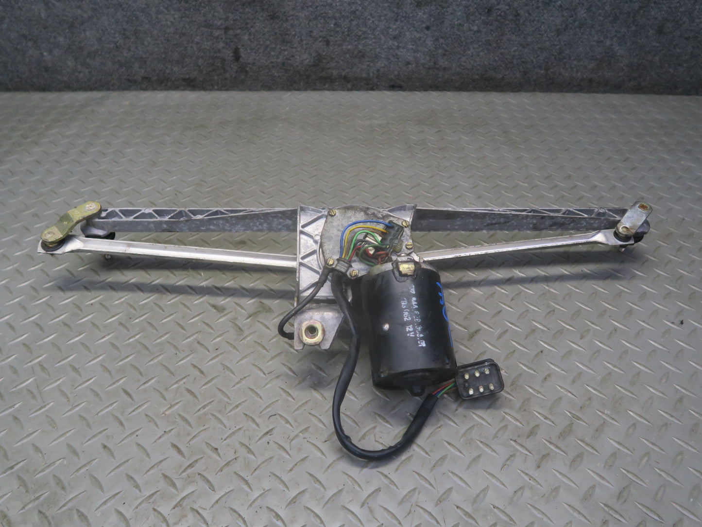 1985-1986 Porsche 928 Front Windshield Wiper Transmission Linkage w Motor