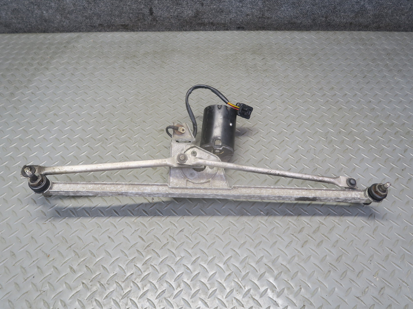 1985-1986 Porsche 928 Front Windshield Wiper Transmission Linkage w Motor