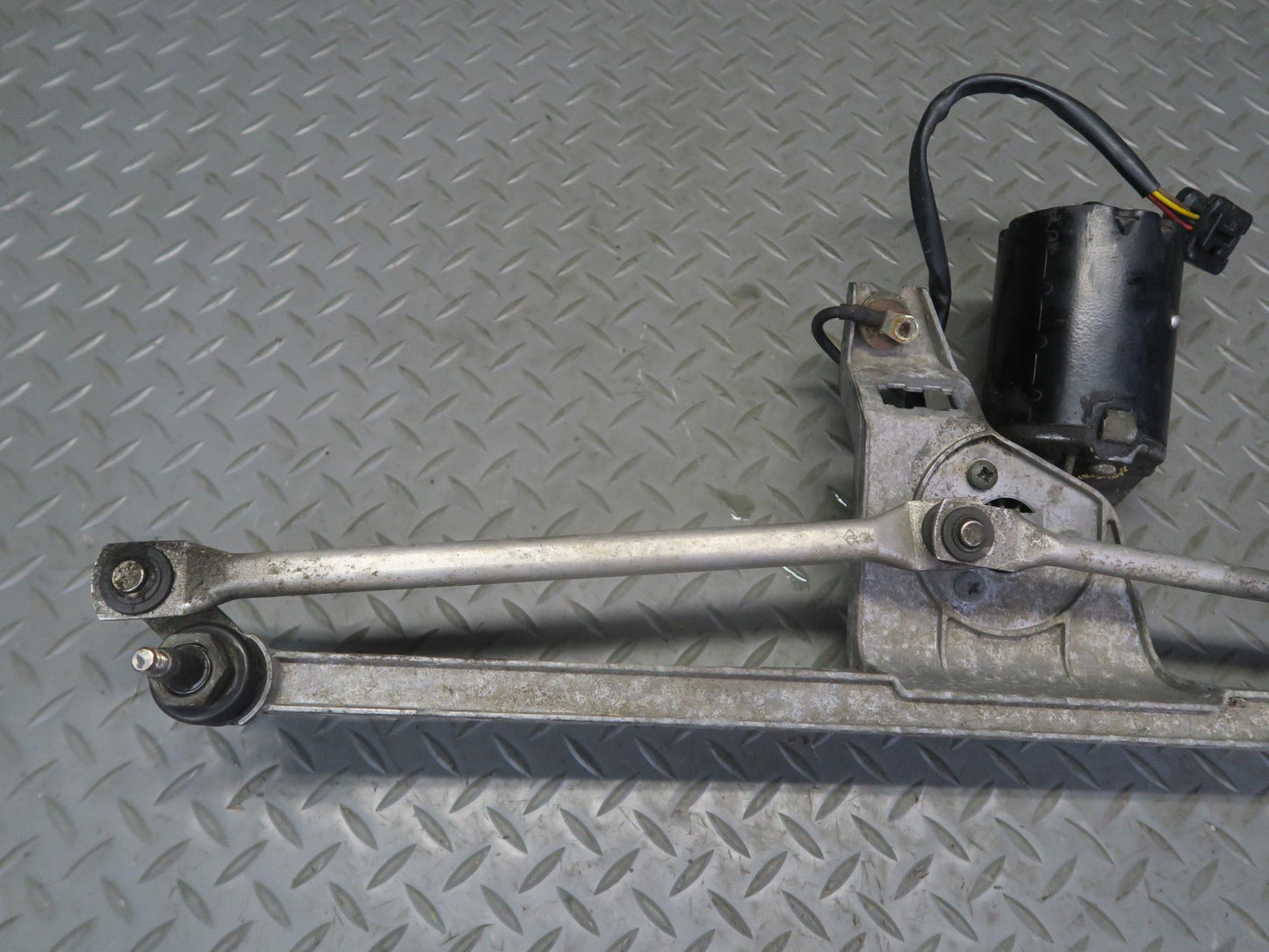 1985-1986 Porsche 928 Front Windshield Wiper Transmission Linkage w Motor