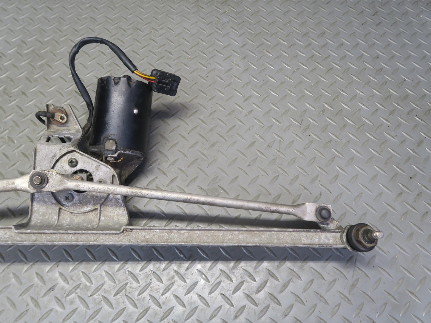 1985-1986 Porsche 928 Front Windshield Wiper Transmission Linkage w Motor