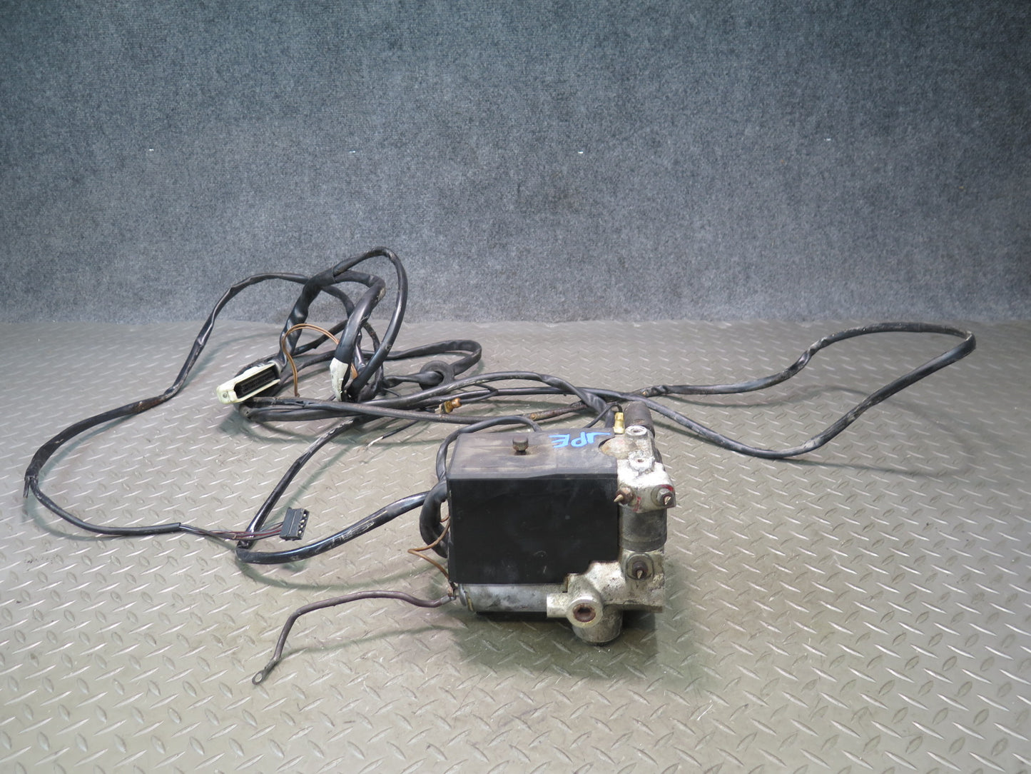 1985-1989 Porsche 928 S Anti Lock Brake ABS Pump Module W/ Wiring