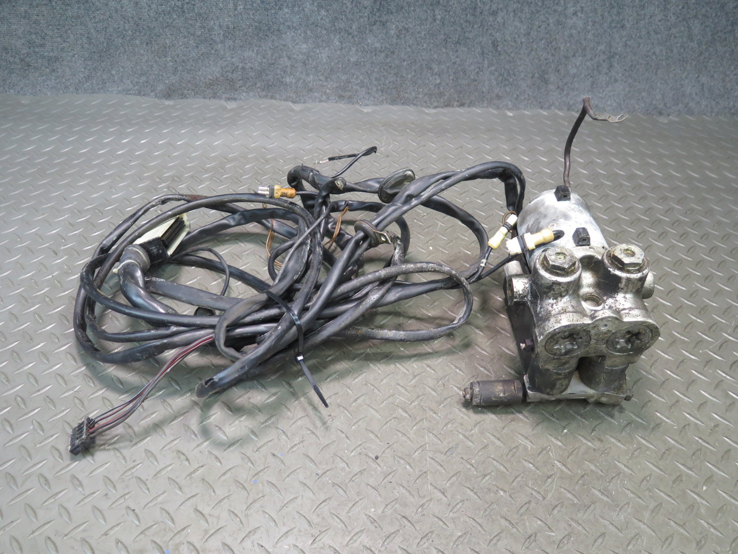 1985-1989 Porsche 928 S Anti Lock Brake ABS Pump Module W/ Wiring
