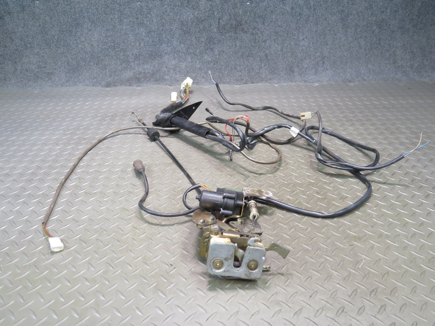 1984-1986 Porsche 928 Right Door Lock Latch Actuator W/ Wire Harness Assembly