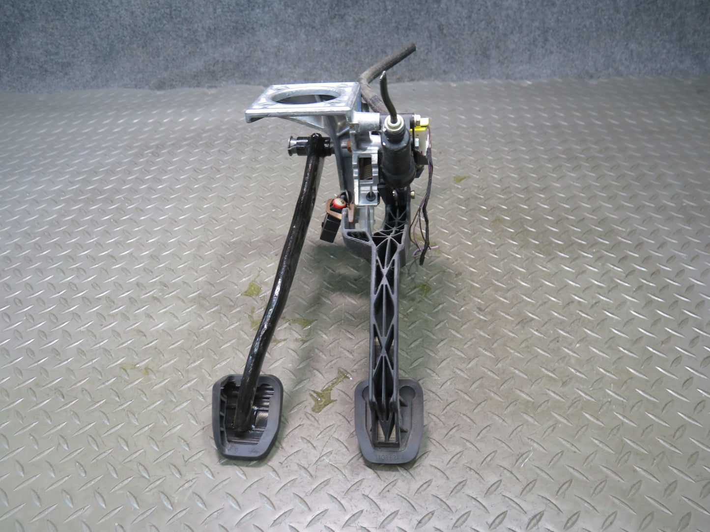 96-02 BMW E36/7 Z3 Clutch & Brake Pedal Assembly OEM