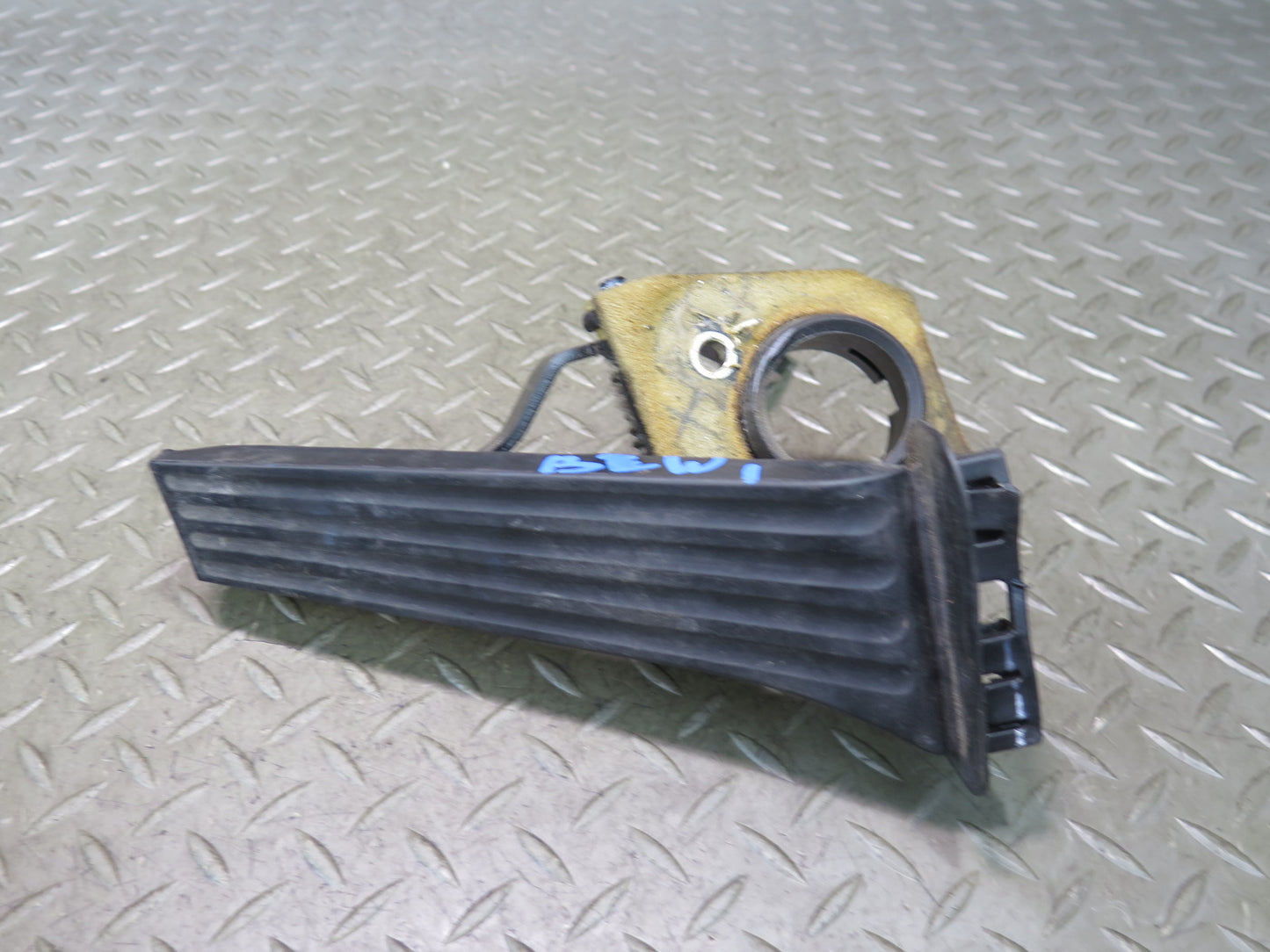 96-02 BMW E36/7 Z3 Gas Acceleration Pedal w Lever Bracket OEM