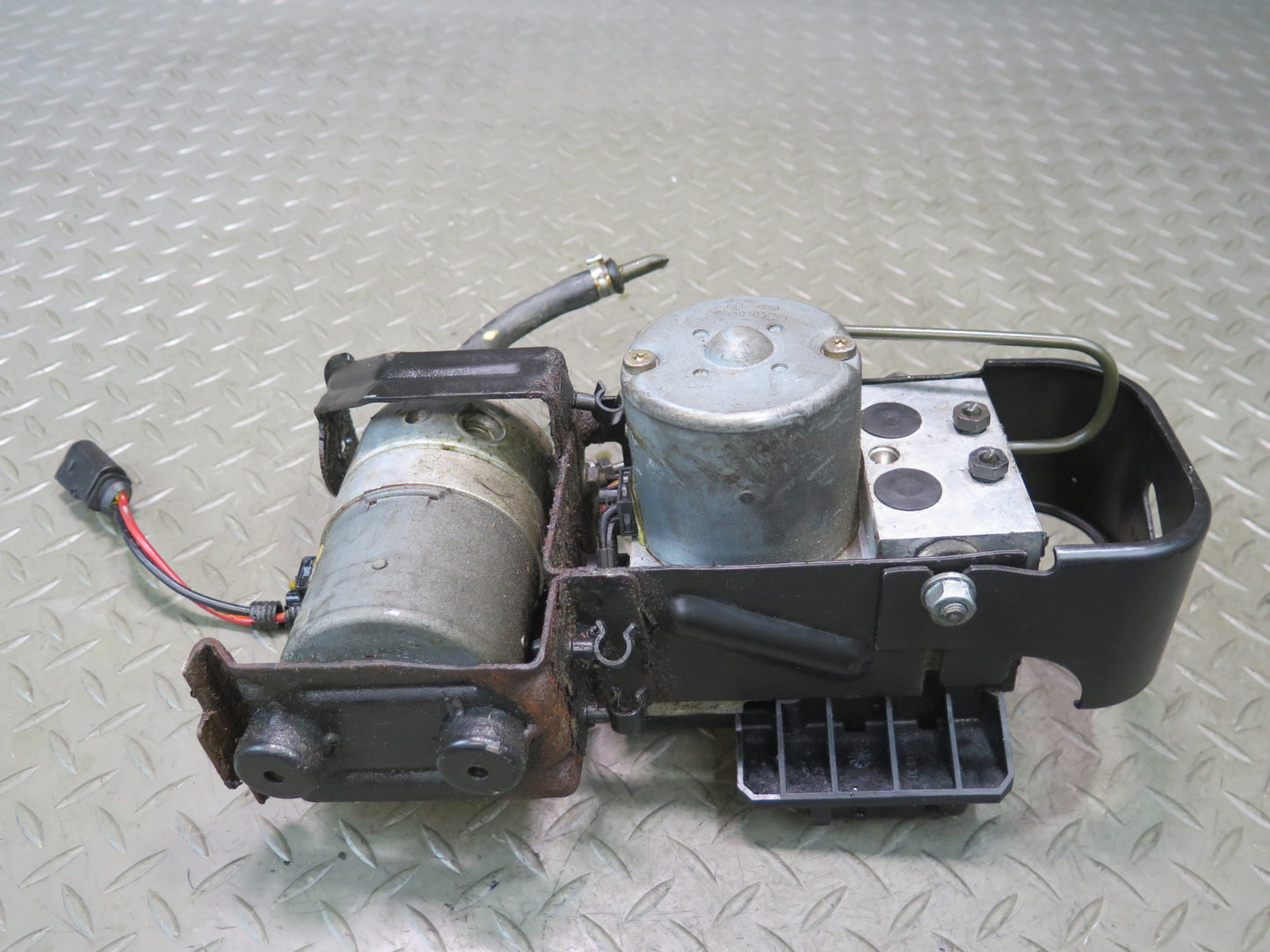 02-03 VW Eurovan T4 2.8L Anti Lock Brake ABS & ESP Pump Module w Bracket OEM