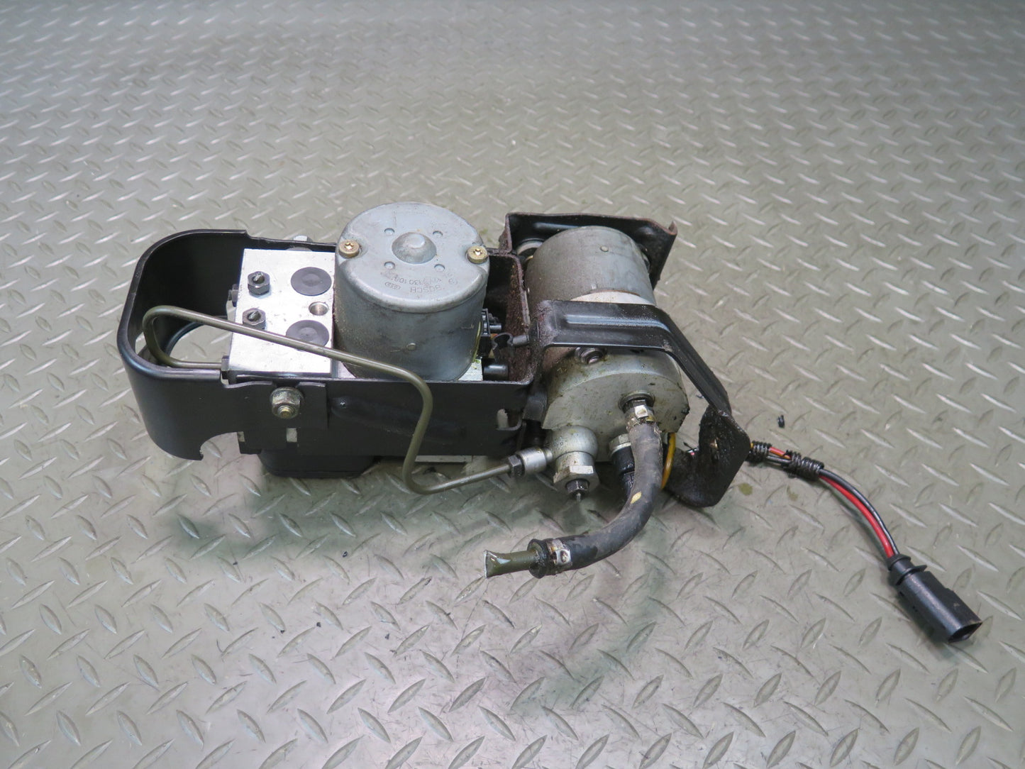 02-03 VW Eurovan T4 2.8L Anti Lock Brake ABS & ESP Pump Module w Bracket OEM
