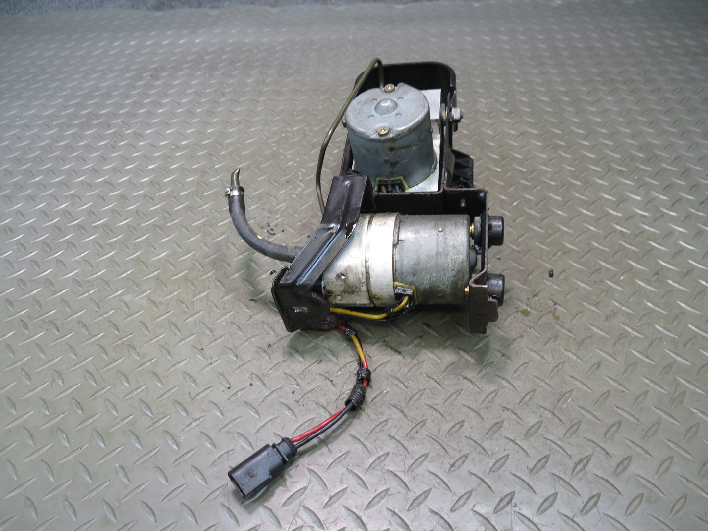 02-03 VW Eurovan T4 2.8L Anti Lock Brake ABS & ESP Pump Module w Bracket OEM