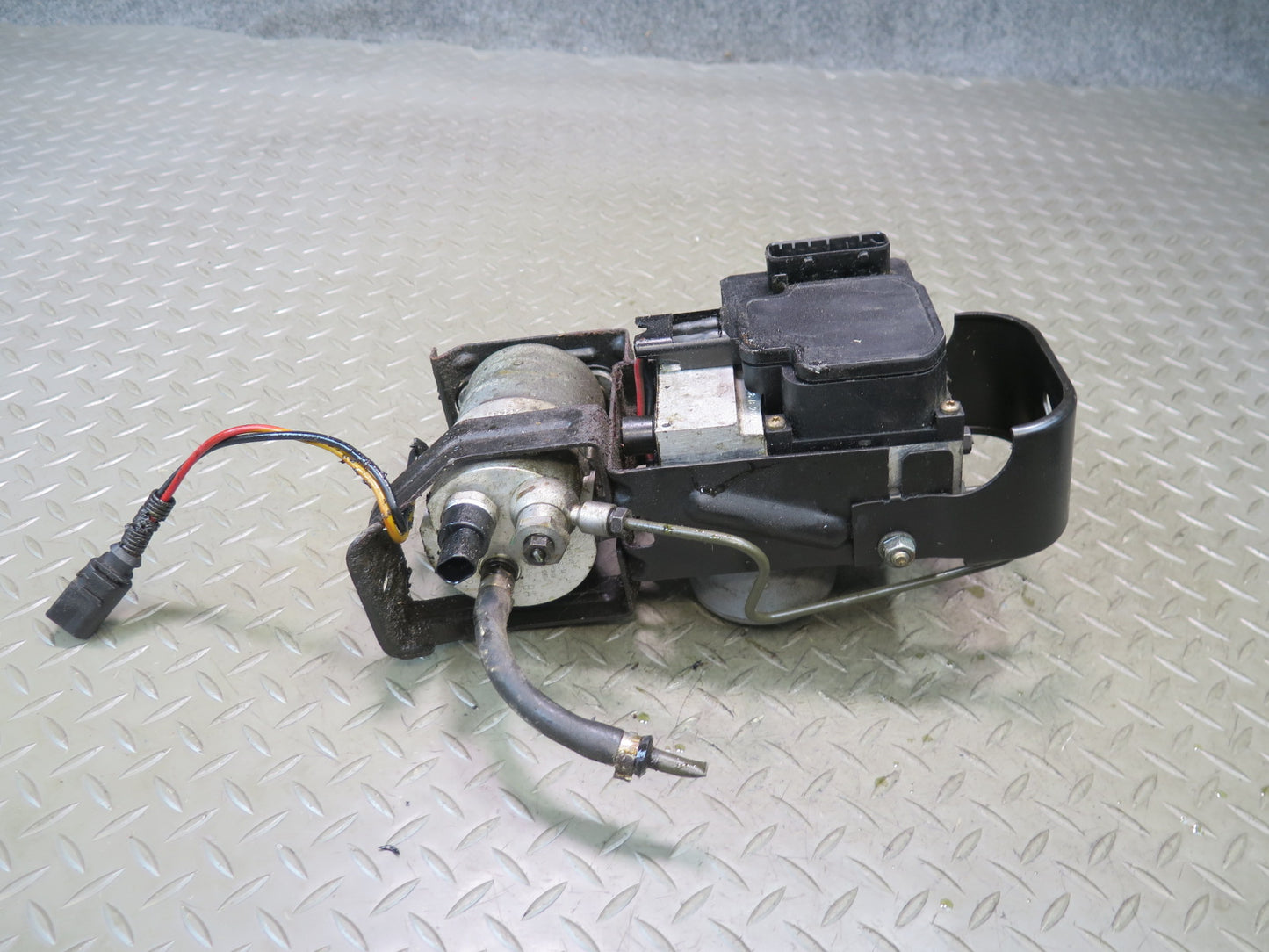 02-03 VW Eurovan T4 2.8L Anti Lock Brake ABS & ESP Pump Module w Bracket OEM