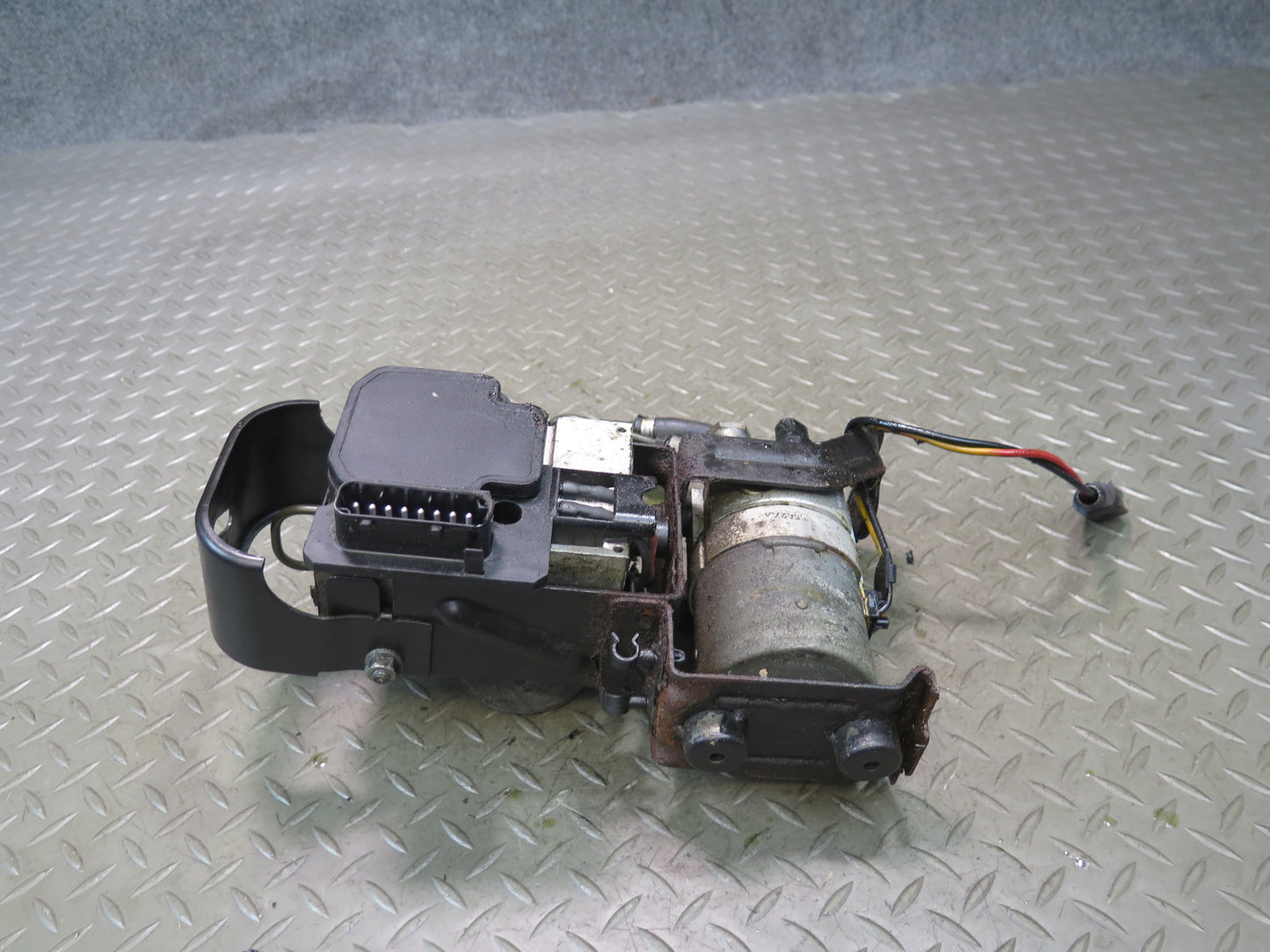 02-03 VW Eurovan T4 2.8L Anti Lock Brake ABS & ESP Pump Module w Bracket OEM