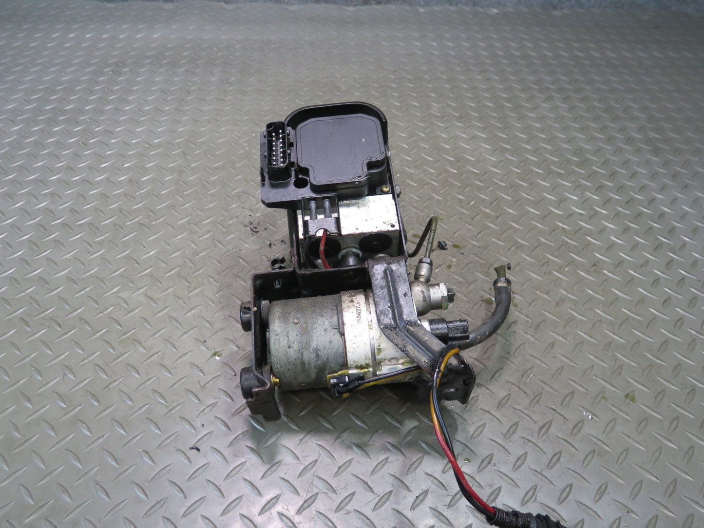 02-03 VW Eurovan T4 2.8L Anti Lock Brake ABS & ESP Pump Module w Bracket OEM