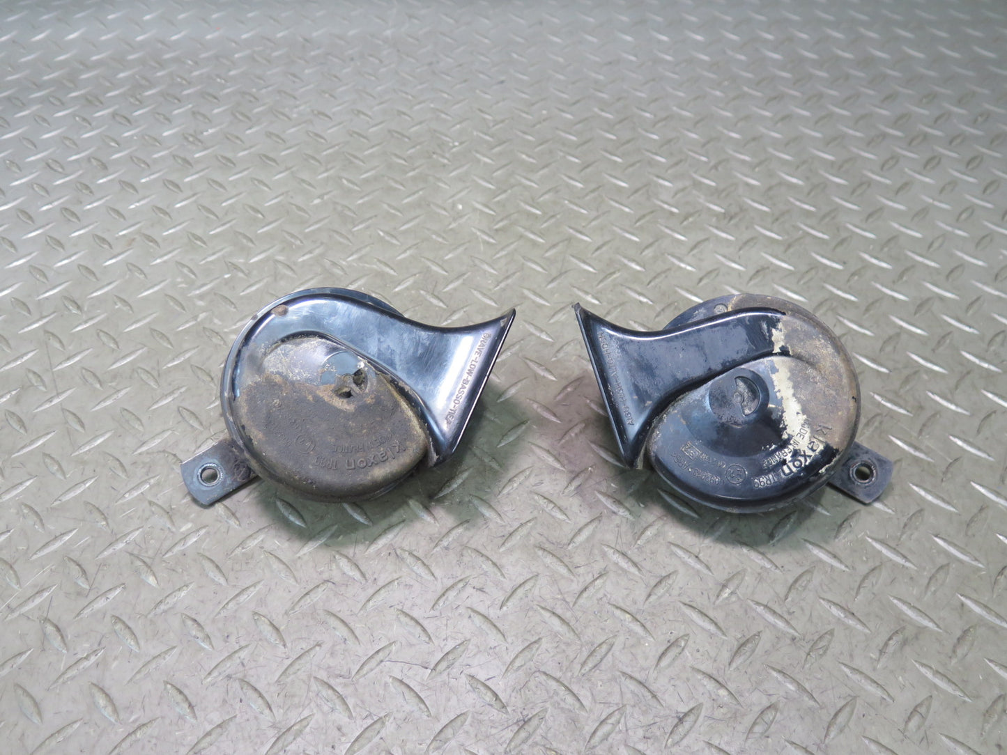 99-03 VW Eurovan T4 Set of 2 High & Low Tone Note Pitch Horn Signal OEM