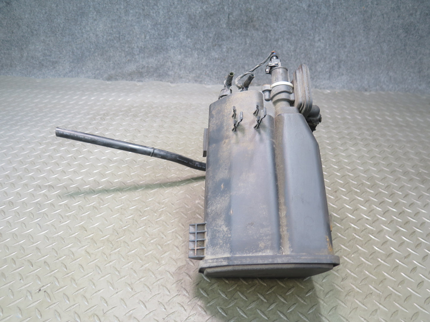 96-02 BMW E36/7 Z3 Fuel Evap Vapor Charcoal Canister 1183568 OEM
