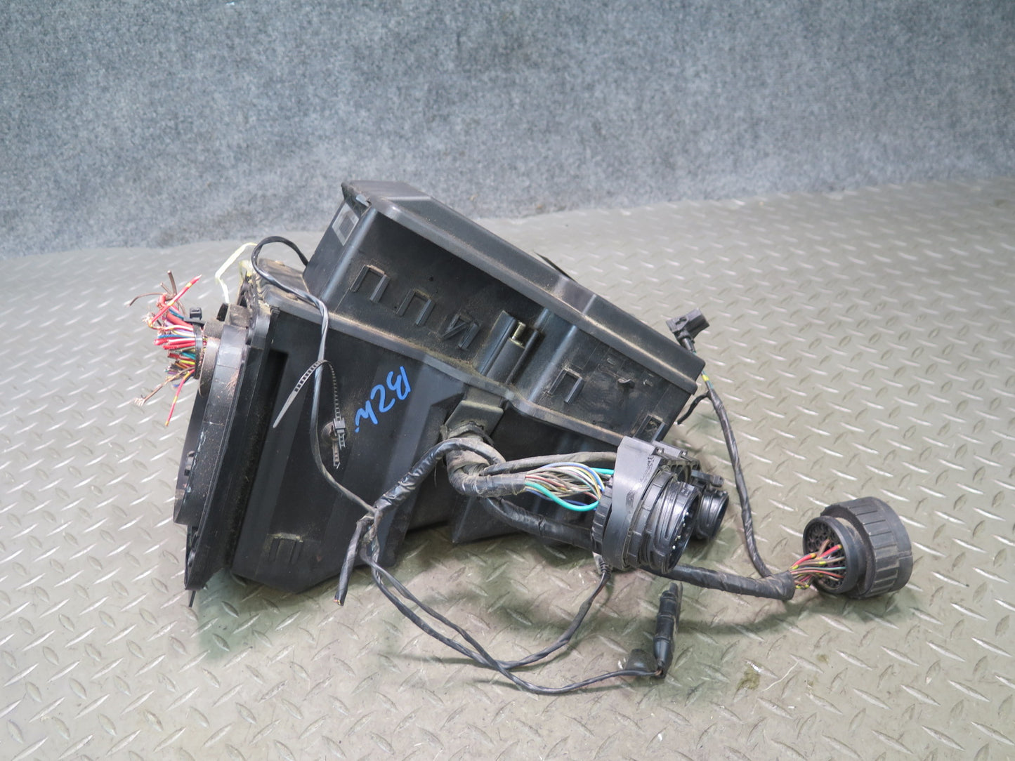 1998 BMW E36/7 Z3 1.9L M44 Under Hood Junction Relay Fuse Box w Wiring OEM