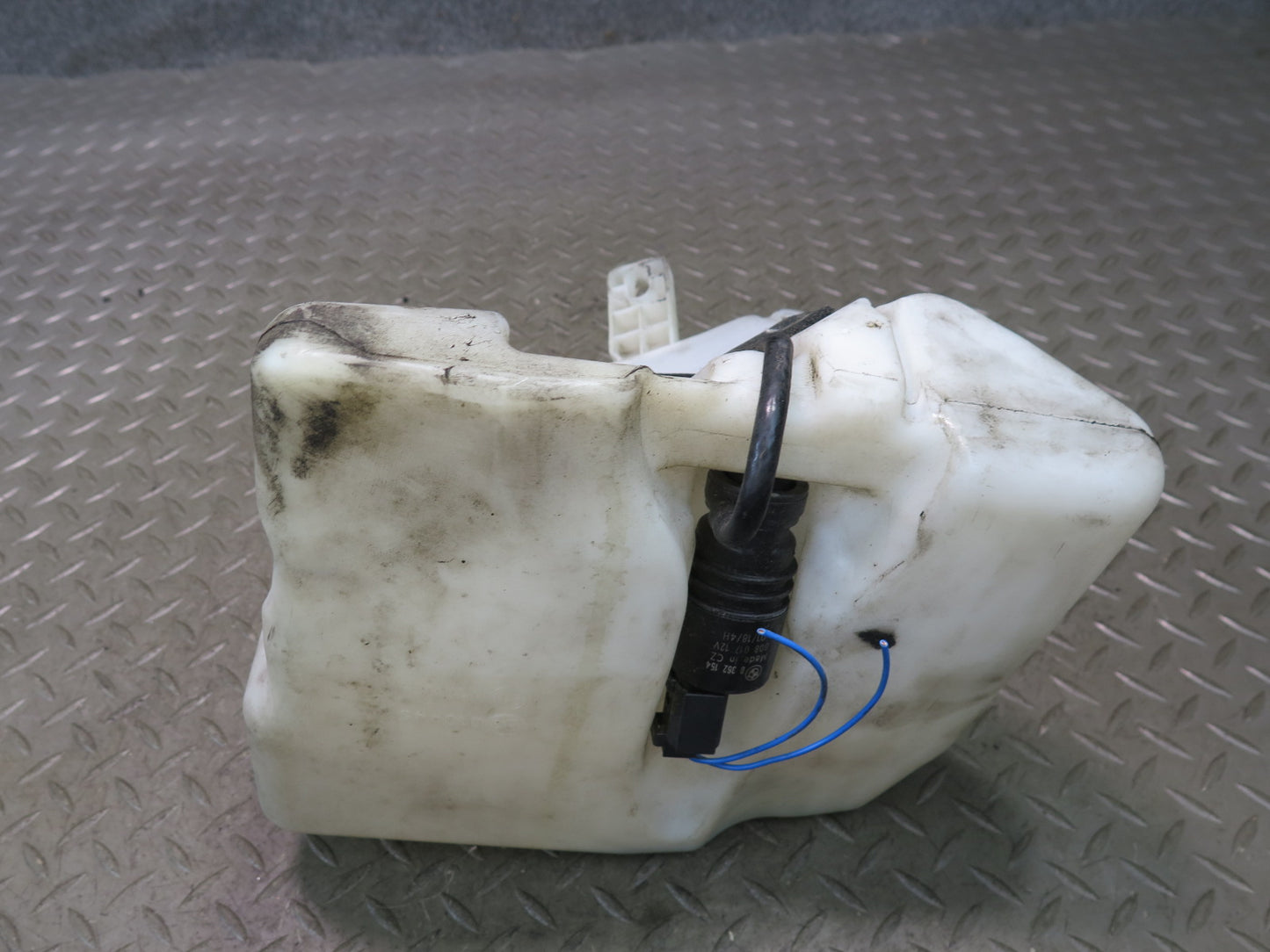 96-98 BMW E36/7 Z3 Windshied Washer Fluid Reservoir Tank w Pump OEM