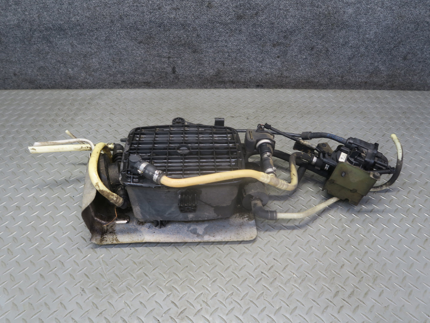 01-03 VW Eurovan T4 2.8L Vapor Canister w Leak Detection Pump & Valve OEM