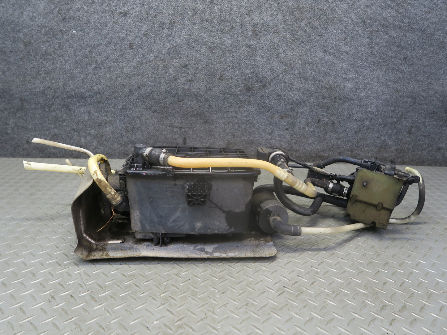 01-03 VW Eurovan T4 2.8L Vapor Canister w Leak Detection Pump & Valve OEM