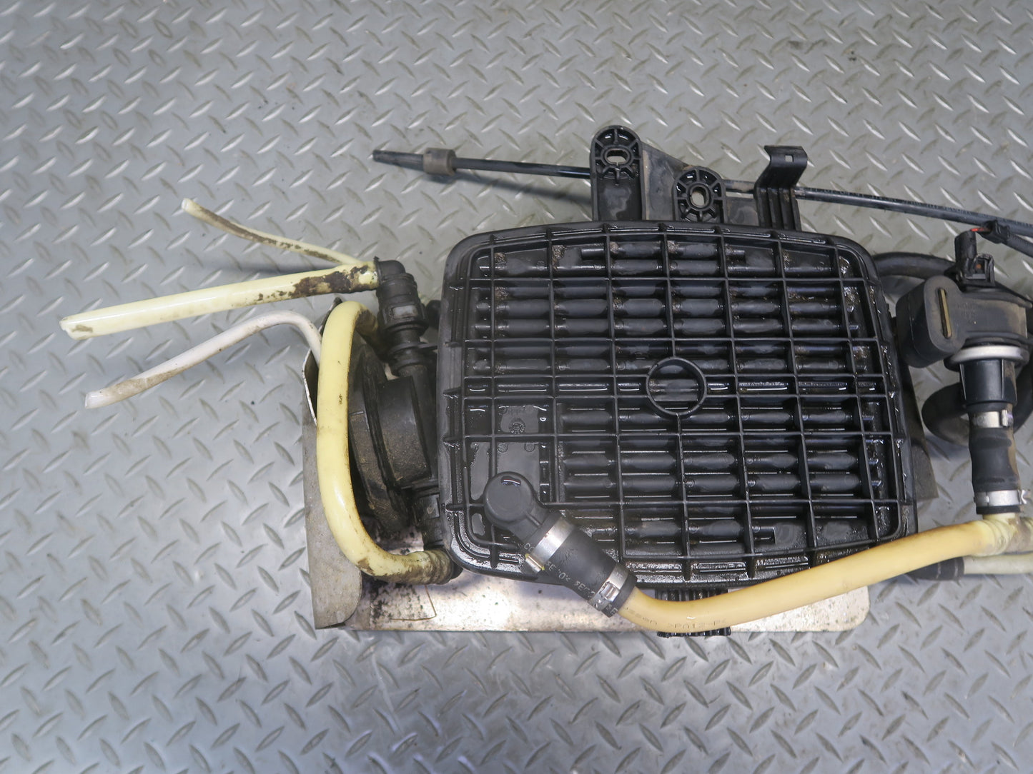01-03 VW Eurovan T4 2.8L Vapor Canister w Leak Detection Pump & Valve OEM