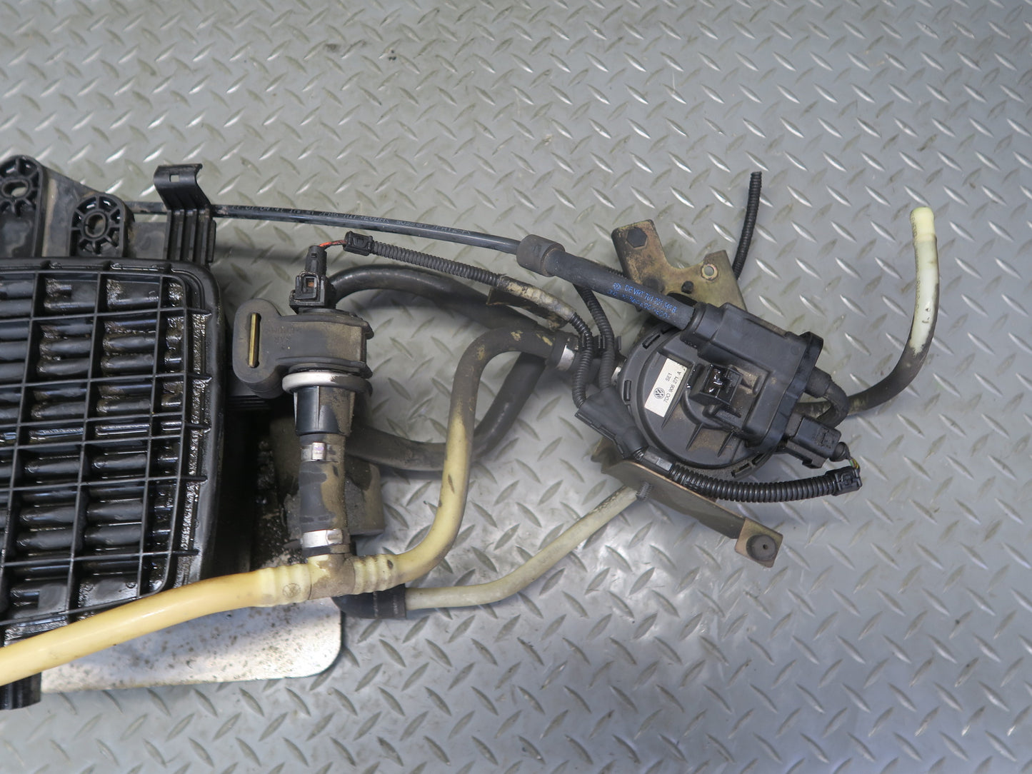 01-03 VW Eurovan T4 2.8L Vapor Canister w Leak Detection Pump & Valve OEM