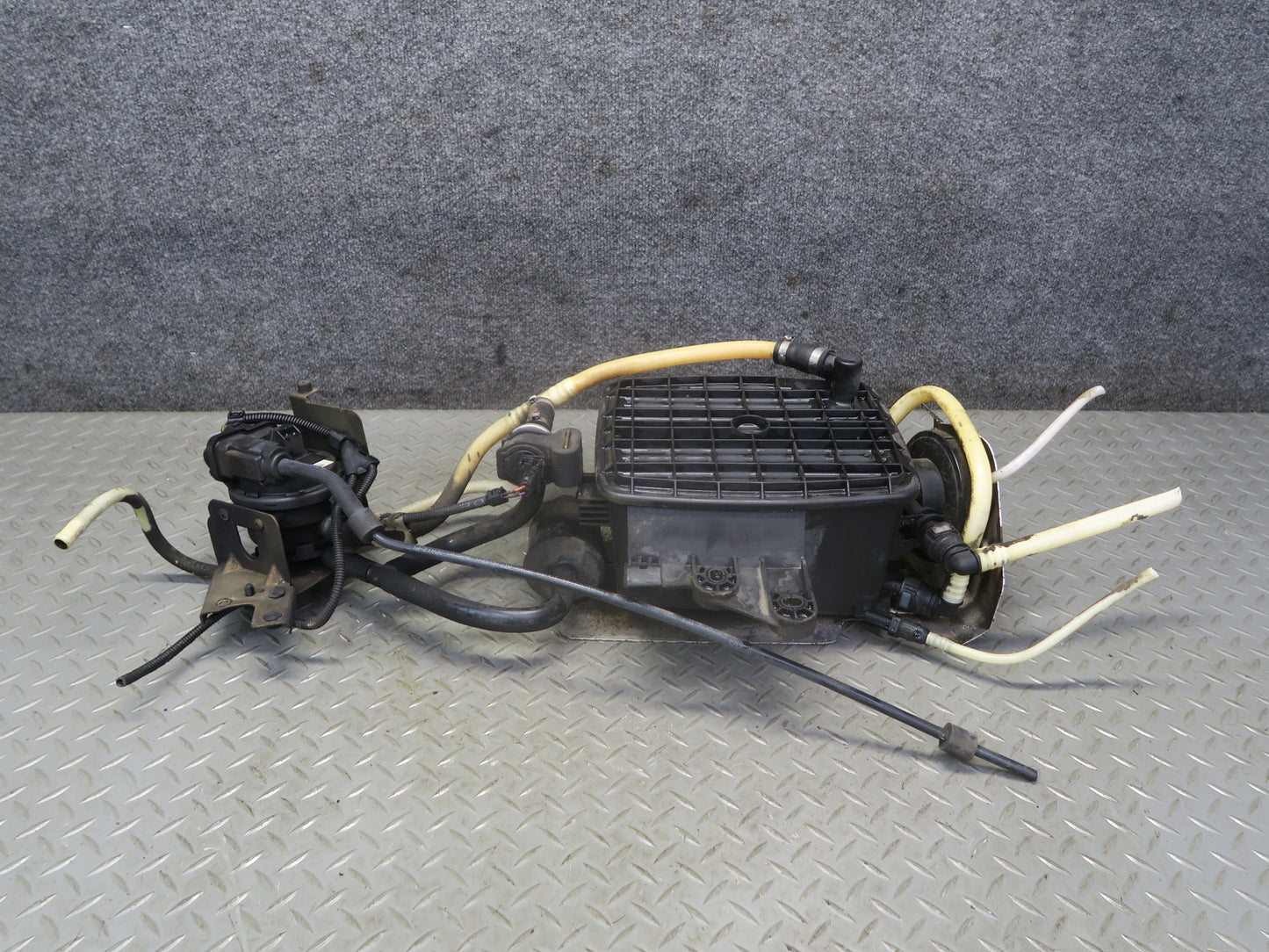 01-03 VW Eurovan T4 2.8L Vapor Canister w Leak Detection Pump & Valve OEM