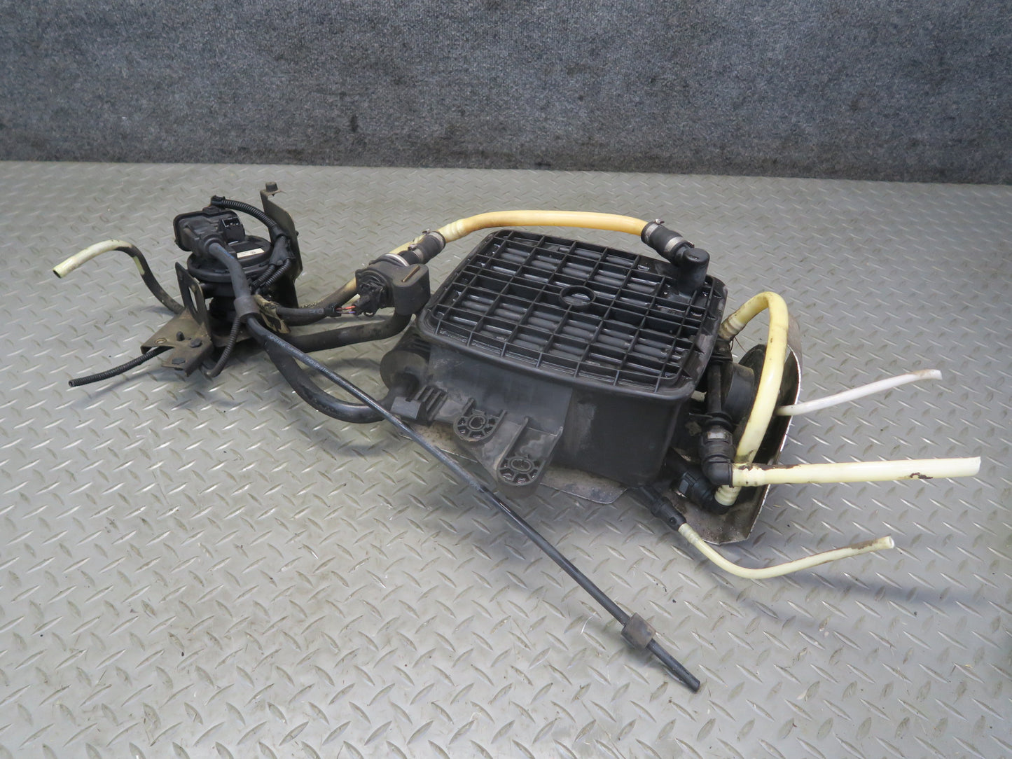 01-03 VW Eurovan T4 2.8L Vapor Canister w Leak Detection Pump & Valve OEM