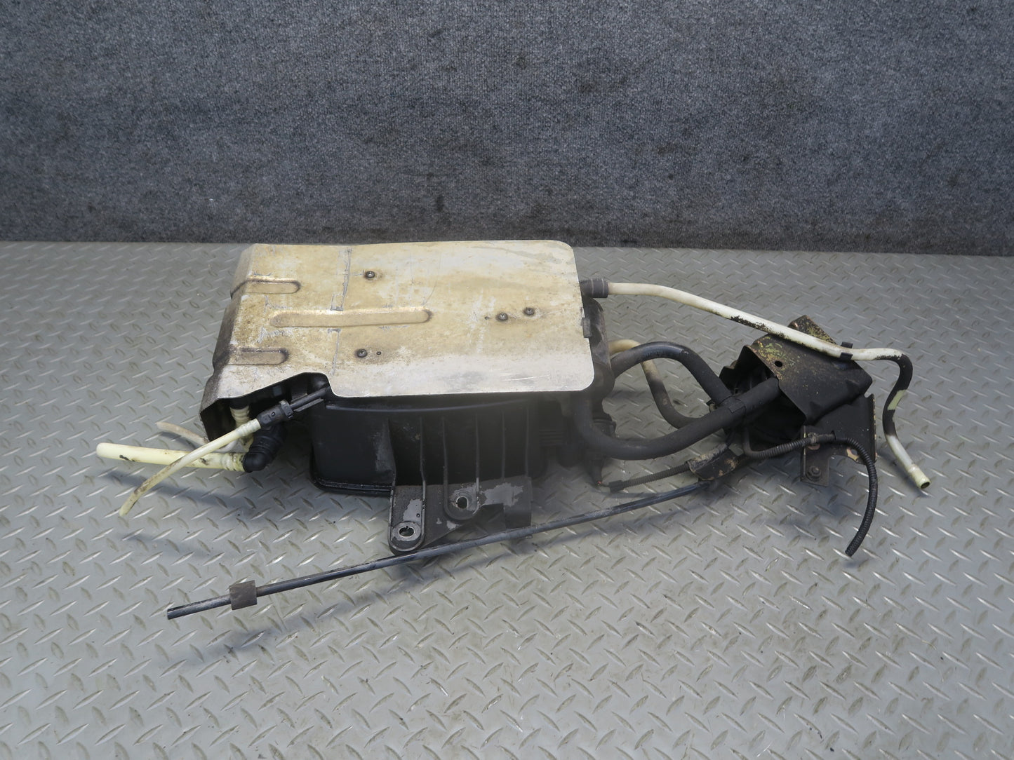01-03 VW Eurovan T4 2.8L Vapor Canister w Leak Detection Pump & Valve OEM